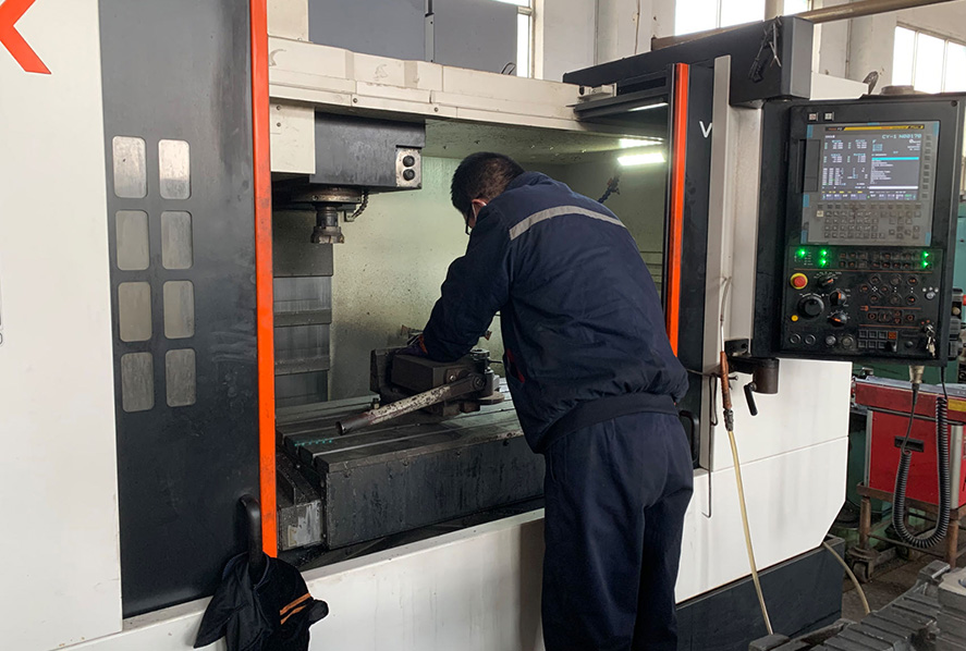 İşçiler yüksek hassasiyetli CNC parçaları üretiyor